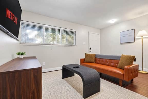 Stylish & Relaxing - W/ Workspace - Fast wifi - Image 3