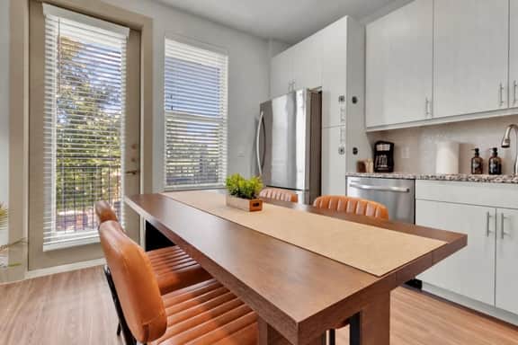 1Br nr Downtown/MedCtr FreePrKg/FastWiFi/Pool/Gym - Image 4
