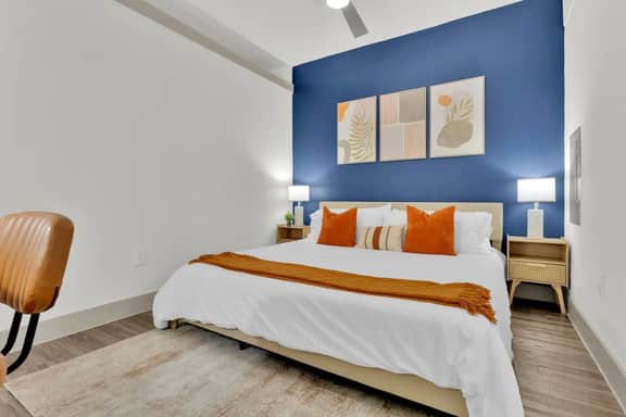 1Br nr Downtown/MedCtr FreePrKg/FastWiFi/Pool/Gym - Image 2
